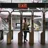 Hành khách tại ga tàu điện ngầm ở Manhattan, New York, Mỹ. (Ảnh: AFP/TTXVN)
