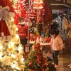 Dù trời rét đậm nhưng vẫn đông người dân đi mua sắm đồ Noel trên phố Hàng Lược. (Ảnh: Hoàng Hiếu/TTXVN)