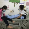 Các em học sinh nhập viện với các triệu chứng ngộ độc sau khi uống trà sữa. (Ảnh: TTXVN phát)