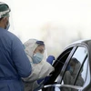 Nhân viên y tế lấy mẫu xét nghiệm COVID-19 tại Rome, Italy. (Ảnh: AFP/TTXVN)