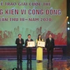 Bộ trưởng Bộ Khoa học và Công nghệ Huỳnh Thành Đạt và Chủ tịch Ủy ban Nhân dân thành phố Hà Nội Chu Ngọc Anh trao giải nhất cho các tác giả. (Ảnh: Anh Tuấn/TTXVN)