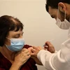 Tiêm vắcxin phòng dịch viêm đường hô hấp cấp COVID-19 cho người dân tại Tel Aviv, Israel, ngày 31/12/2020. (Ảnh: THX/TTXVN)