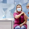 Nữ y tá Sanna Elkadiri trở thành người đầu tiên tại Hà Lan được tiêm phòng vắcxin ngừa COVID-19. (Nguồn: AFP)