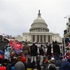 Người biểu tình tập trung bên ngoài tòa nhà Quốc hội Mỹ ở Washington D.C ngày 6/1/2021. (Ảnh: AFP/TTXVN)
