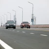 Các phương tiện bắt đầu được đi lại trên cầu Thăng Long từ ngày 7/1/2021. (Ảnh: Phan Tuấn Anh/TTXVN)