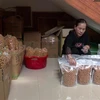 Người dân làm bánh nhãn Hồi Xuân tại huyện Quan Hóa, Thanh Hóa. (Ảnh: Nguyễn Nam/TTXVN)