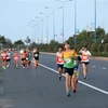 Các vận động viên chạy trên đường Võ Nguyên Giáp. (Ảnh: Nguyễn Thanh/TTXVN)