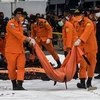 Nhân viên cứu hộ chuyển thi thể hành khách trên chuyến bay xấu số tại cảng Tanjung Priok, Jakarta, Indonesia, ngày 10/1/2021. (Ảnh: THX/TTXVN)