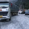 Các phương tiện không thể di chuyển trên đoạn đèo Ô Quy Hồ thuộc địa phận tỉnh Lai Châu đi Sa Pa do mặt đường bị đóng băng. (Ảnh: Nguyễn Oanh/TTXVN)