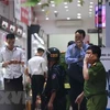 Cảnh sát kiểm tra, khám xét tại cửa hàng điện thoại Nhật Cường mobile ở 33 Lý Quốc Sư, Hà Nội. (Ảnh: Doãn Tấn/TTXVN).