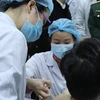 Sáng 17/12/2020, tại Học viện Quân y (Hà Nội), Bộ Y tế phối hợp với Bộ Quốc phòng, Bộ Khoa học và Công nghệ tổ chức tiêm thử nghiệm mũi vắcxin Nanocovax ngừa COVID-19 đầu tiên trên 3 người tình nguyện. (Ảnh: TTXVN)