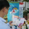 Đại biểu tìm hiểu, tham quan triển lãm hoạt động phòng, chống HIV/AIDS bên lề Hội nghị. (Ảnh: Đinh Hằng/TTXVN)