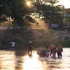 Người di cư vượt sông Suchiate từ Tecun Uman, Guatemala sang Mexico. (Ảnh: AFP/TTXVN)