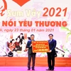 Bí thư Thành ủy Hà Nội Vương Đình Huệ trao biển tượng trưng 5.000 suất quà tặng người lao động Thủ đô. (Ảnh: Nguyễn Cúc/TTXVN)