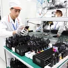 Sản xuất điện thoại thông minh giá rẻ tại Nhà máy sản xuất thiết bị điện tử thông minh của VinSmart (Tập đoàn Vingroup) trong Khu công nghệ cao Hòa Lạc (Hà Nội). (Ảnh: Anh Tuấn - TTXVN)