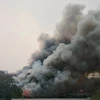 Đám cháy tạo ra cột khói đen bốc cao hàng chục mét. (Ảnh: Nguyễn Thắng/TTXVN)