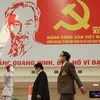 Hình ảnh Huy hiệu Đảng và Chủ tịch Hồ Chí Minh tại Đại hội đại biểu toàn quốc lần thứ XIII của Đảng. (Ảnh: TTXVN)