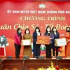 Trao tặng quà học sinh đang thực hiện cách ly tại trường tiểu học Xuân Phương, Hà Nội. (Ảnh: TTXVN phát)