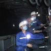 Công nhân thực hiện nghiêm việc đeo khẩu trang phòng, chống dịch trong ca lao động sàn xuất. (Nguồn: Quangninh.gov.vn)