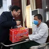 Ông Phạm Minh Chính, Ủy viên Bộ Chính trị, Trưởng Ban Tổ chức Trung ương cùng các lãnh đạo tỉnh Bắc Ninh tặng quà các thương, bệnh binh tại Trung tâm điều dưỡng thương binh Thuận Thành. (Ảnh: Thanh Thương/TTXVN)