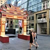 Du khách không khỏi bất ngờ khi nhìn thấy cổng chào truyền thống Việt Nam tại trung tâm Sydney. (Ảnh: Nguyễn Minh/TTXVN)