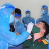 Lấy mẫu xét nghiệm tầm soát cho cán bộ, nhân viên Bệnh viện Quân y 175 Thành phố Hồ Chí Minh. (Ảnh: Đinh Hằng/TTXVN)