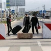 Người dân Palestine đi qua cửa khẩu Rafah ở khu vực biên giới phía Nam Dải Gaza, giáp Ai Cập ngày 9/2/2021. (Ảnh: AFP/TTXVN)