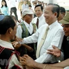 Phó Thủ tướng Trương Vĩnh Trọng tiếp Đoàn đại biểu gia đình chính sách, gia đình có công với Cách mạng của hai tỉnh Gia Lai và Kiên Giang, ngày 23/5/2007, tại Hà Nội. (Ảnh: Tùng Lâm/TTXVN)
