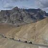 Đoàn xe quân sự của Ấn Độ di chuyển dọc cao tốc Srinagar-Leh, biên giới giữa Ấn Độ và Trung Quốc ngày 29/6/2020. (Ảnh: AFP/TTXVN)