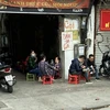 Các hàng quán tại phố Ngọc Lâm (quận Long Biên) bán trong nhà nay lấn chiếm vỉa hè để bán cho khách. (Ảnh: Minh Nghĩa/TTXVN)