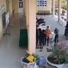 Nhóm người lạ xông vào trường Trung học Phổ thông Đốc Binh Kiều với thái độ hung hăng, bắt và khống chế nam học sinh lớp 12CB5 lên xe rời khỏi trường. (Ảnh: TTXVN phát)