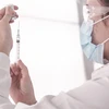 Nhân viên y tế chuẩn bị tiêm vắcxin ngừa bệnh viêm đường hô hấp cấp COVID-19 của hãng Sinovac tại một địa điểm tiêm chủng ở Sao Paulo, Brazil, ngày 2/3/2021. (Ảnh: THX/TTXVN)