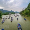 Du khách đi thuyền trên suối Yến vào vãn cảnh Chùa Hương, lễ Phật năm 2020. (Ảnh: Thanh Tùng/TTXVN)