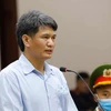 Bị cáo Nguyễn Quốc Tiến nói lời sau cùng trước khi tòa tuyên án. (Ảnh: TTXVN)