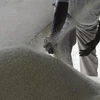 Công nhân làm việc tại nhà máy xay xát gạo ở Hyderabad, Ấn Độ. (Ảnh: AFP/TTXVN)