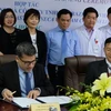Ký kết hợp tác giữa Bệnh viện Ung Bướu Đà Nẵng và Công ty AstraZeneca Việt Nam. (Ảnh: TTXVN phát)
