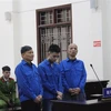 Bị cáo Phan Doãn Hùng (ngoài cùng bên trái) - chủ mưu vụ án tại phiên tòa phúc thẩm. (Ảnh: Vũ Hà/TTXVN)