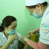 Tiêm vaccine AstraZeneca phòng COVID-19 cho nhân viên y tế tuyến đầu chống dịch của Bệnh viện Bệnh nhiệt đới tỉnh Khánh Hòa. (Ảnh: Phan Sáu/TTXVN)