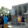 Dâng hương trước Bia tưởng niệm chiến sỹ Gạc Ma tại Khu Tưởng niệm chiến sỹ Gạc Ma, xã Cam Hải Đông, huyện Cam Lâm (tỉnh Khánh Hòa). (Ảnh: Nguyên Lý/TTXVN)