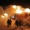 Lực lượng Phòng thủ dân sự Syria dập lửa tại một nhà máy lọc dầu ở Aleppo, Syria sau vụ tấn công ngày 5/3/2021. (Ảnh: AFP/TTXVN)