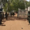 Lực lượng an ninh Nigeria gác tại cổng trường đại học ở bang Kuduna nơi 39 sinh viên bị bắt cóc, ngày 12/3/2021. (Ảnh: AFP/TTXVN)