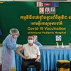Đại sứ Việt Nam tại Campuchia Vũ Quang Minh tham gia tiêm vaccine AstraZeneca. (Ảnh: Nguyễn Hùng/Vietnam+)