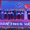 Anh Nguyễn Ngọc Lương, Bí thư TW Đoàn, Chủ tịch Hội đồng Đội TW tặng Kỷ niệm chương Vì thế hệ trẻ cho 18 cá nhân. (Nguồn: Báo Tiền Phong)