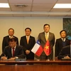 Phó Thủ tướng Vương Đình Huệ và Bộ trưởng Ngoại giao Chile Roberto Ampuero Espinoza chứng kiến Lễ ký kết biên bản Phiên họp lần thứ III Hội đồng Thương mại Tự do Việt Nam-Chile, trong chuyến thăm chính thức Chile năm 2018. (Ảnh: Hoài Nam/TTXVN)