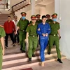 Dẫn giải bị cáo Lê Quang Huy Phương tại phiên tòa xét xử sơ thẩm. (Ảnh: Mai Trang/TTXVN)