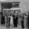 Những thanh niên tham gia xây dựng nhà máy thủy điện Hòa Bình trong ngày hội ngăn sông Đà đợt 1 (1982). (Ảnh: Cao Phong/TTXVN)