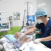 Các bác sỹ Bệnh viện Chợ Rẫy điều trị tích cực cho BN1536. (Ảnh: TTXVN phát)