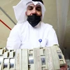 Nhân viên Bộ Thông tin Kuwait kiểm tra các hộp chứa tài liệu. (Nguồn: AFP)