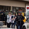 Cảnh sát sơ tán người dân khỏi hiện trường vụ xả súng ở siêu thị thành phố Boulder, bang Colorado, Mỹ ngày 22/3/2021. (Ảnh: Getty Images/TTXVN)