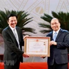 Thủ tướng Nguyễn Xuân Phúc trao danh hiệu Nghệ sỹ Nhân dân cho diễn viên Trung Anh. (Ảnh minh họa: Thống Nhất/TTXVN)